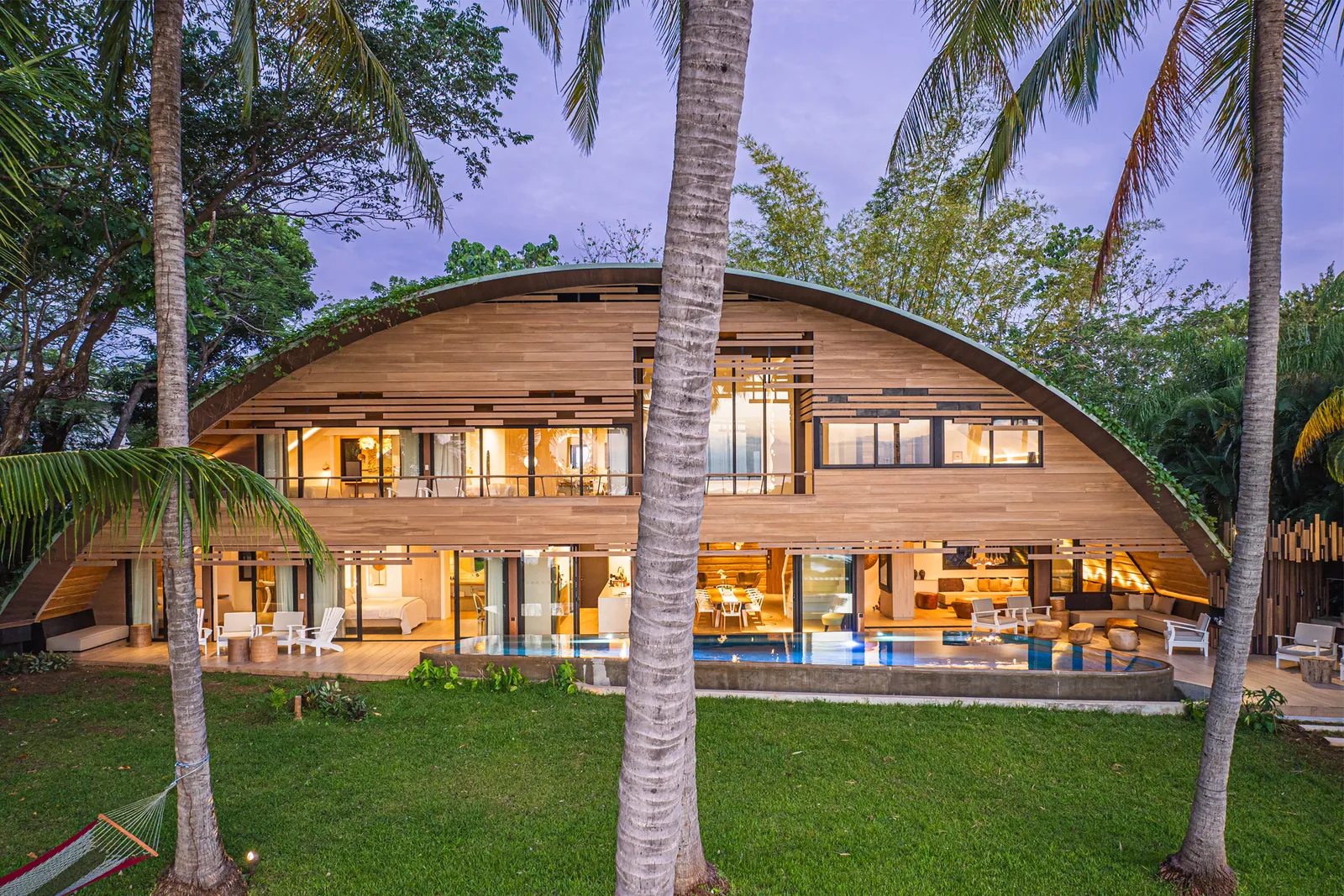 Façade de Villa Hermes et architecture aux courbes en bois