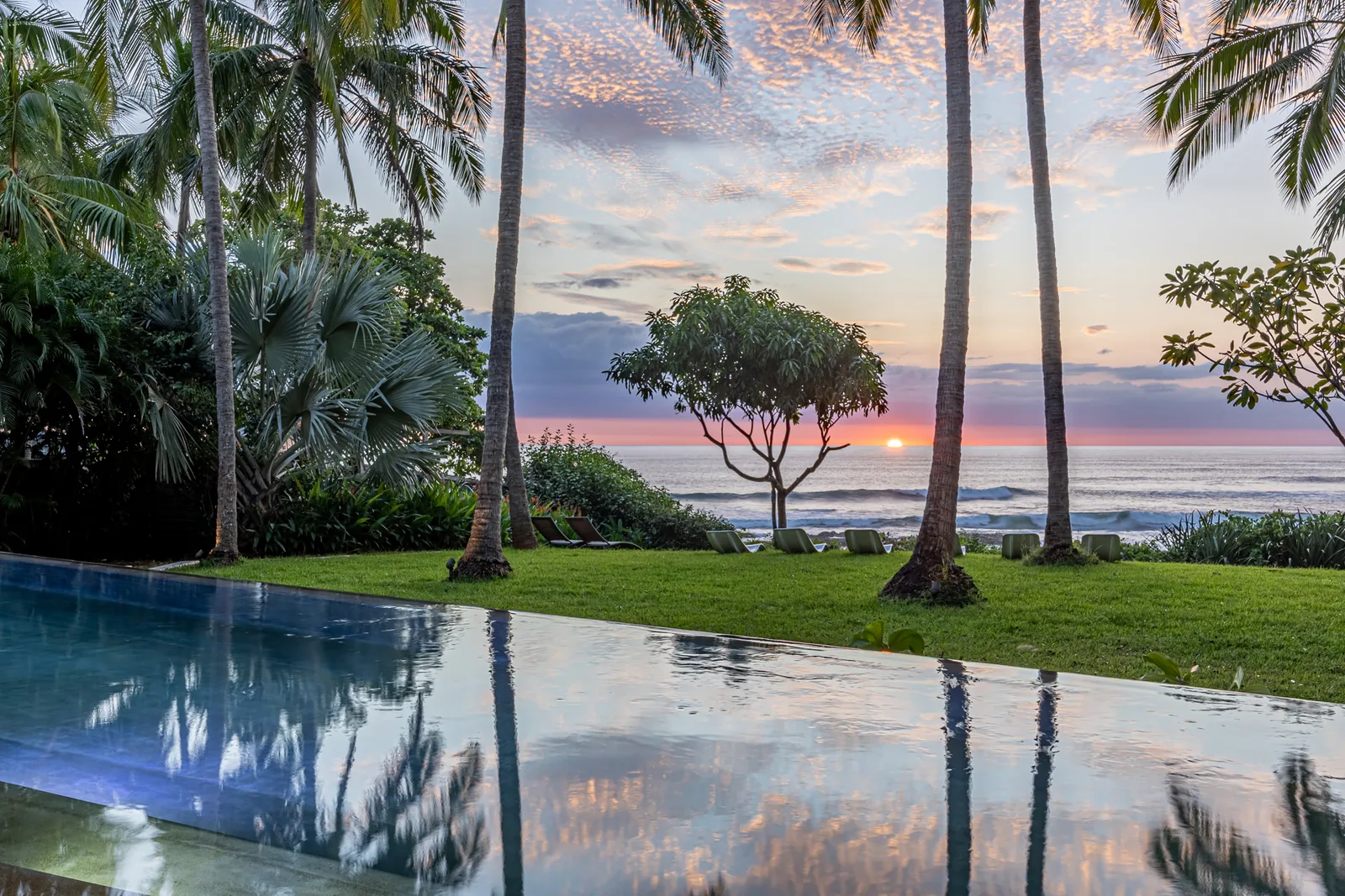 Piscine et panorama sur l’océan Pacifique depuis Villa Hermes