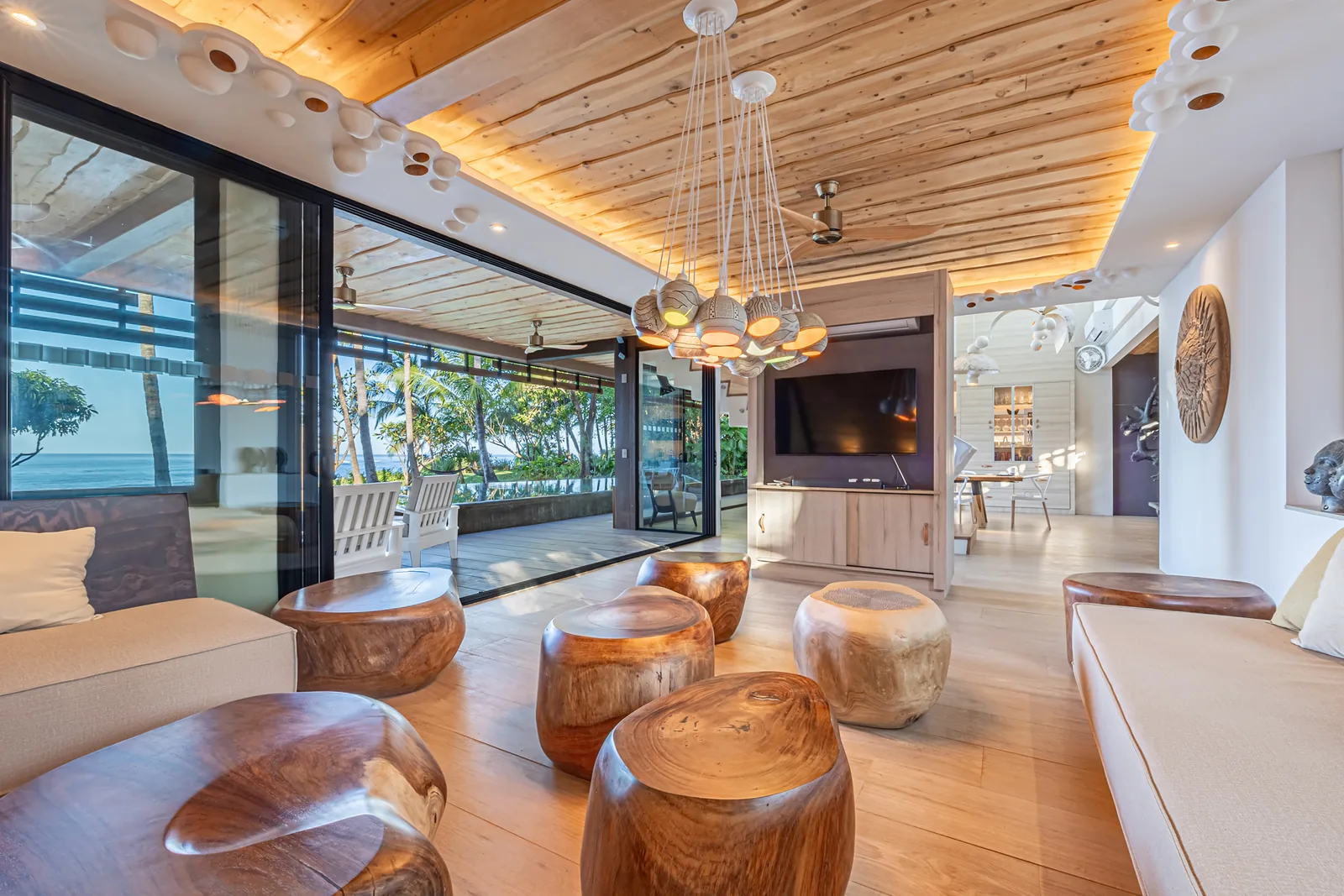 Salon de Villa Hermes aux finitions bois et vue extérieure