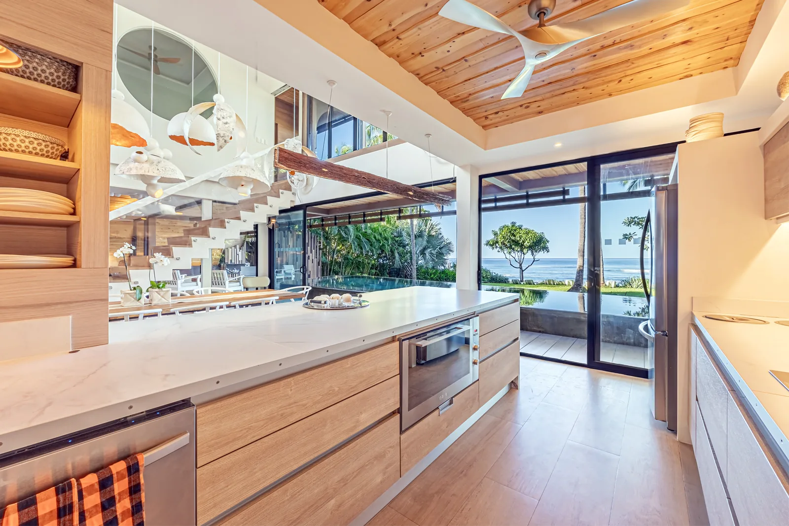 Cuisine ouverte de Villa Hermes avec fenêtres panoramiques