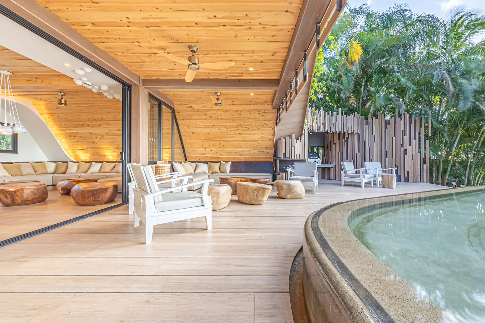 Salon extérieur couvert à proximité de la piscine
