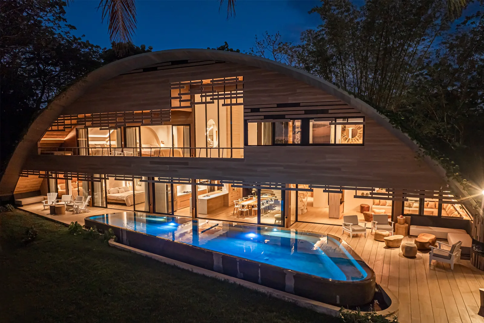 Villa Hermes illuminée à la tombée de la nuit
