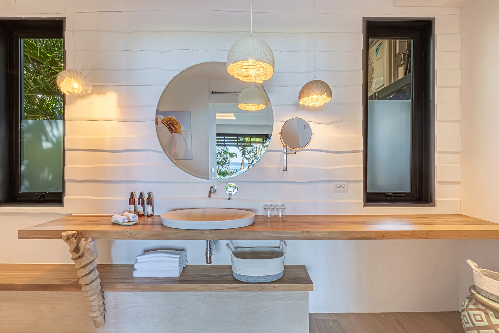 Salle de bain contemporaine avec vasques et miroir rond